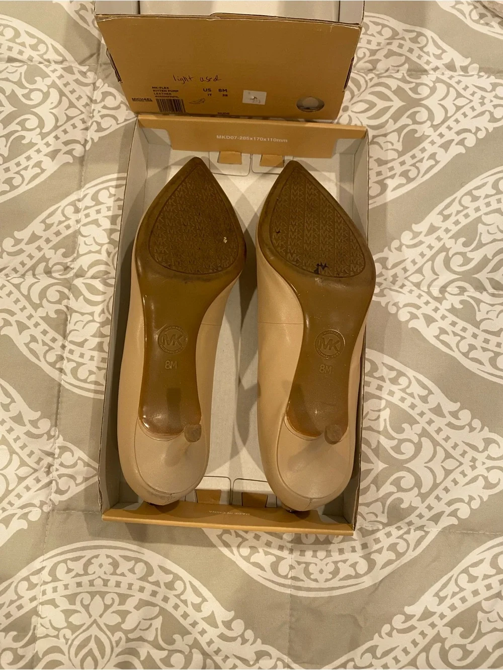*used* Michael Kors Kitten Heel flex pumps.